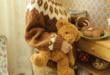 清纯短发美女可爱毛衣萌妹子私房高清写真图片-美图岛