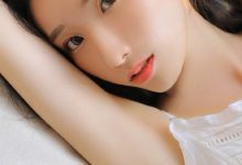 丰满吊带长腿美女裸背诱人写真-美图岛